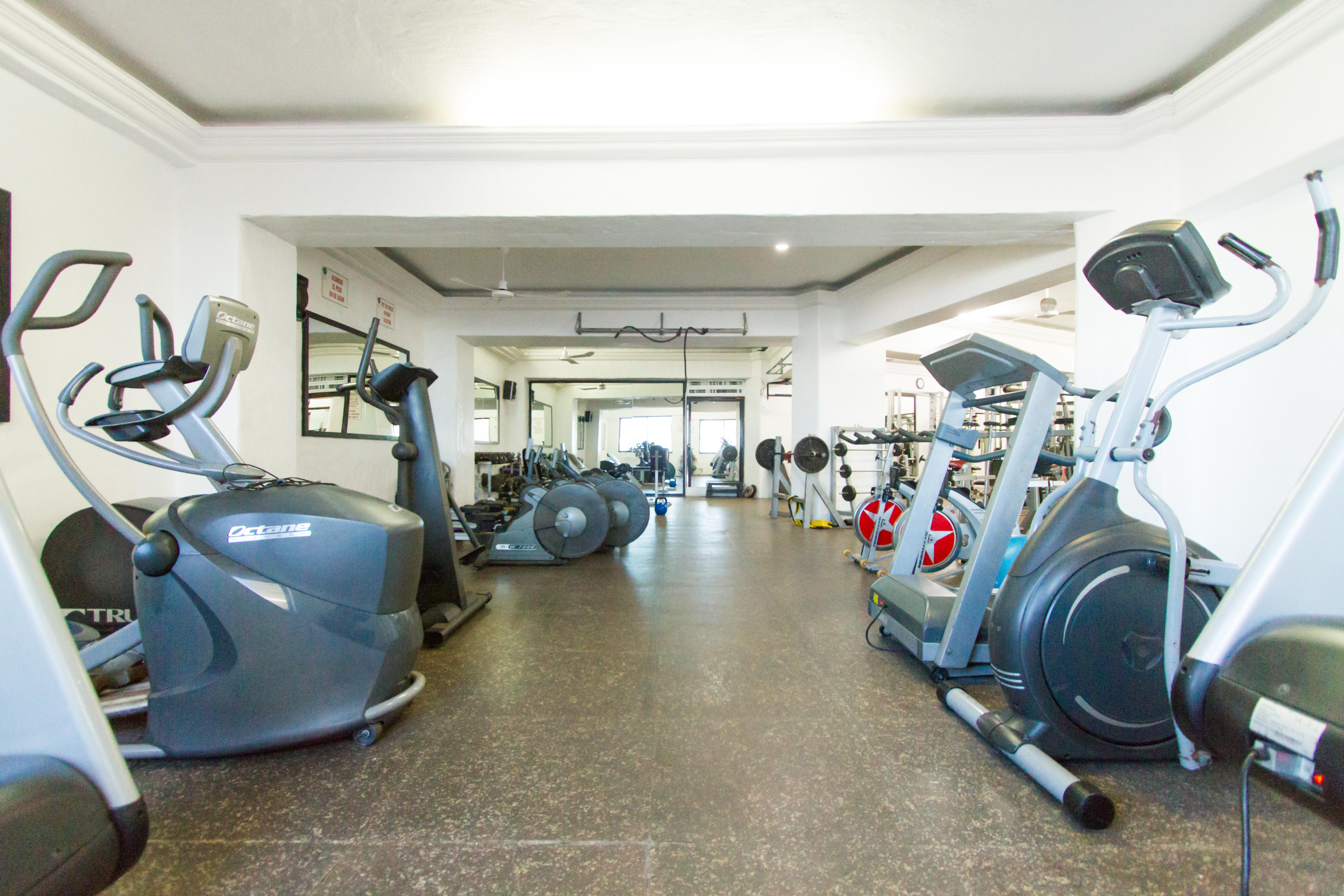 Royal Villas Resort Mazatlán Exteriör bild The gym at the hotel