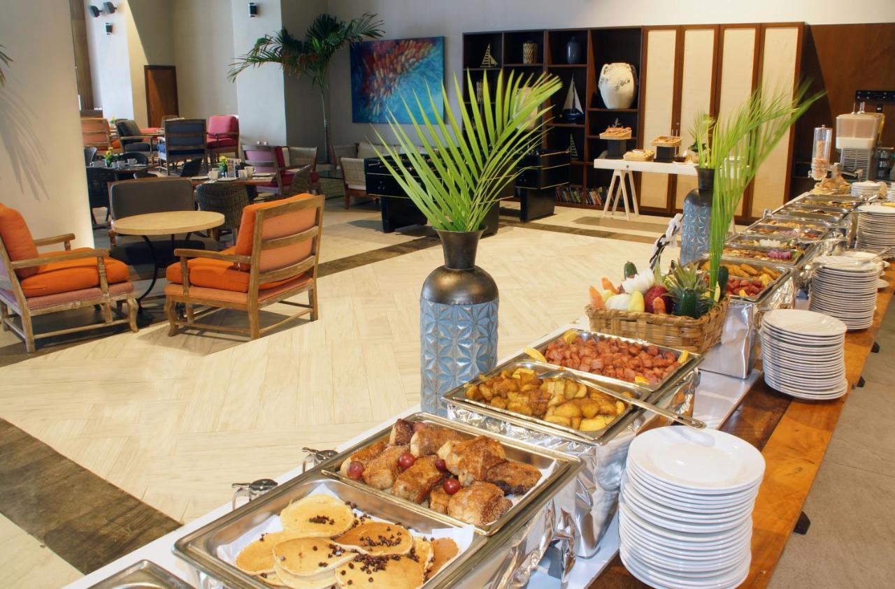 Royal Villas Resort Mazatlán Exteriör bild A buffet at a hotel
