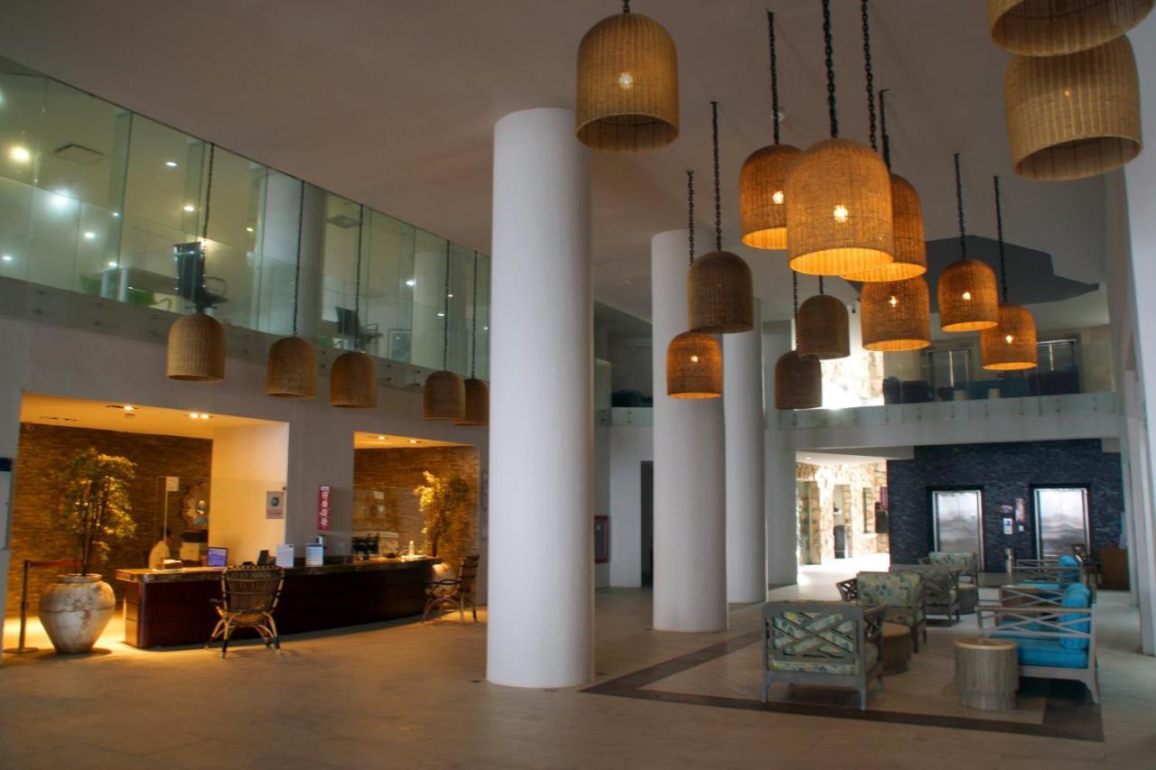 Royal Villas Resort Mazatlán Exteriör bild The lobby of the hotel