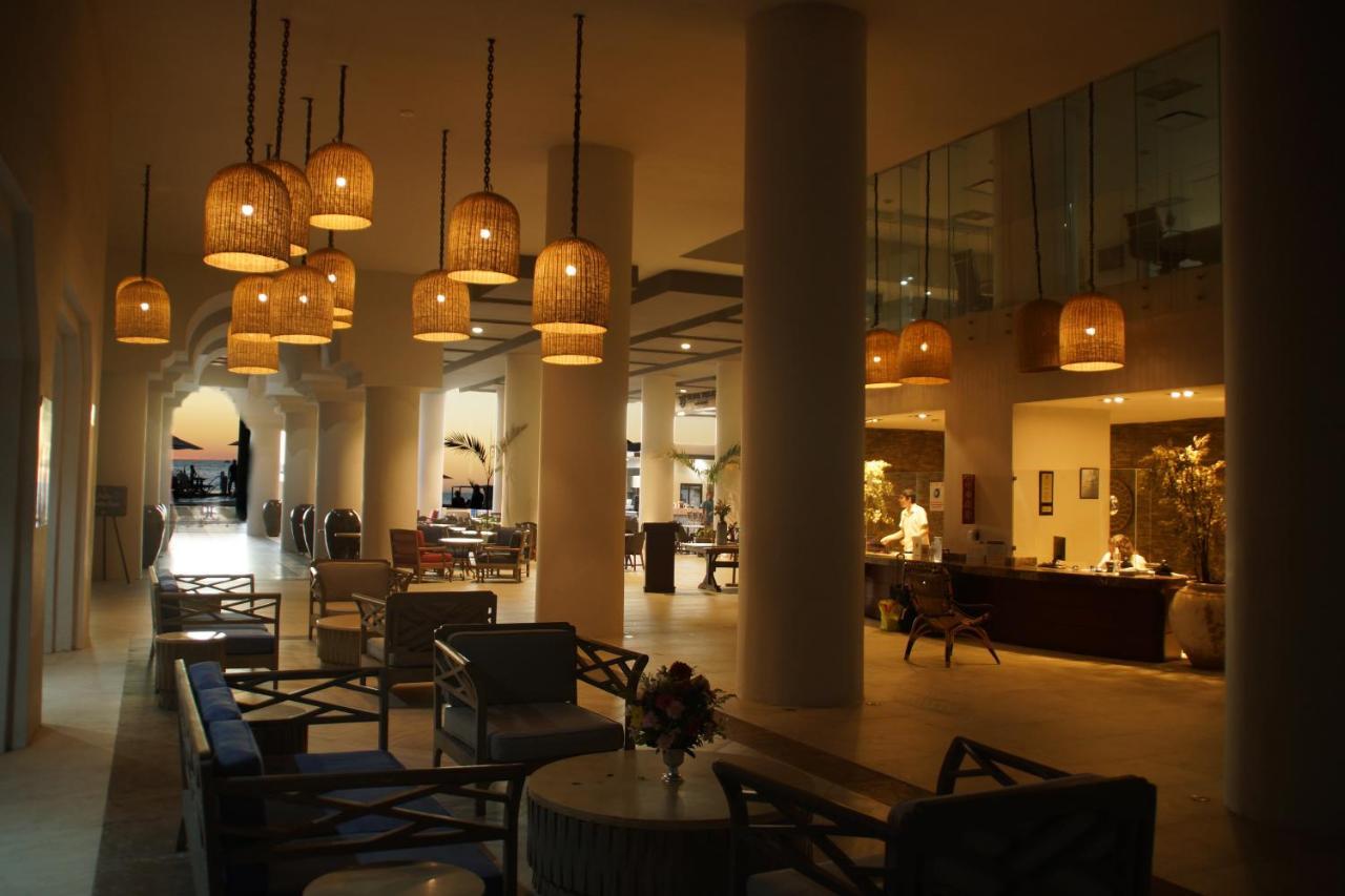 Royal Villas Resort Mazatlán Exteriör bild The lobby of the hotel