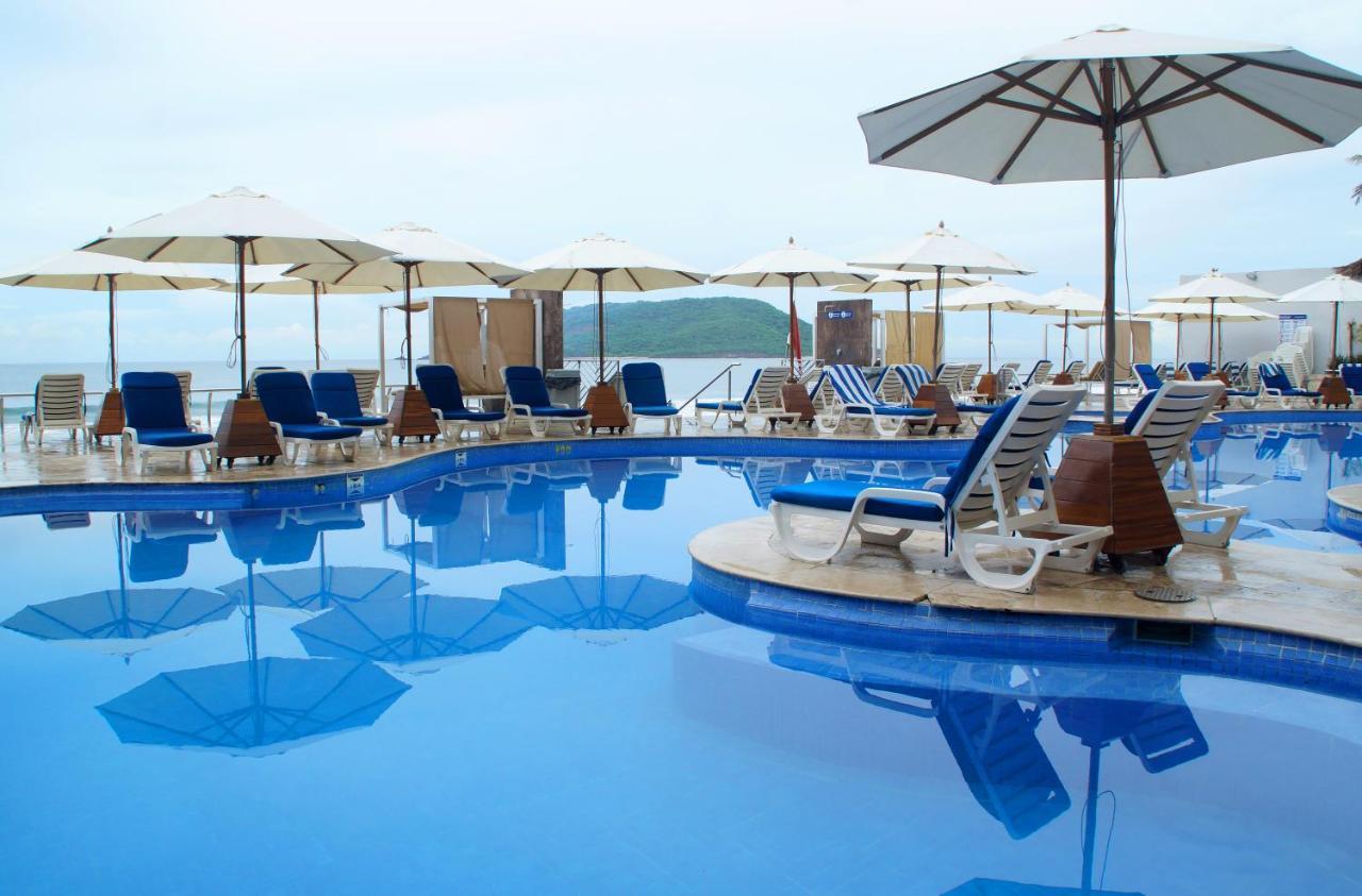 Royal Villas Resort Mazatlán Exteriör bild The pool at the resort