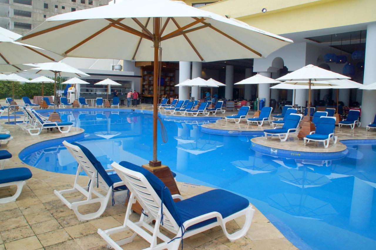 Royal Villas Resort Mazatlán Exteriör bild A pool at a resort