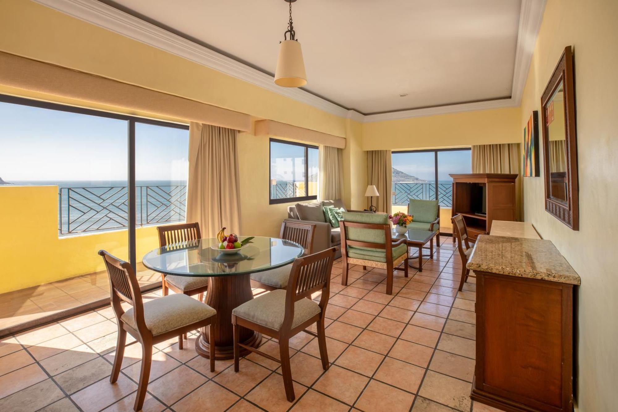 Royal Villas Resort Mazatlán Exteriör bild A suite at the Sheraton Vistana Resort