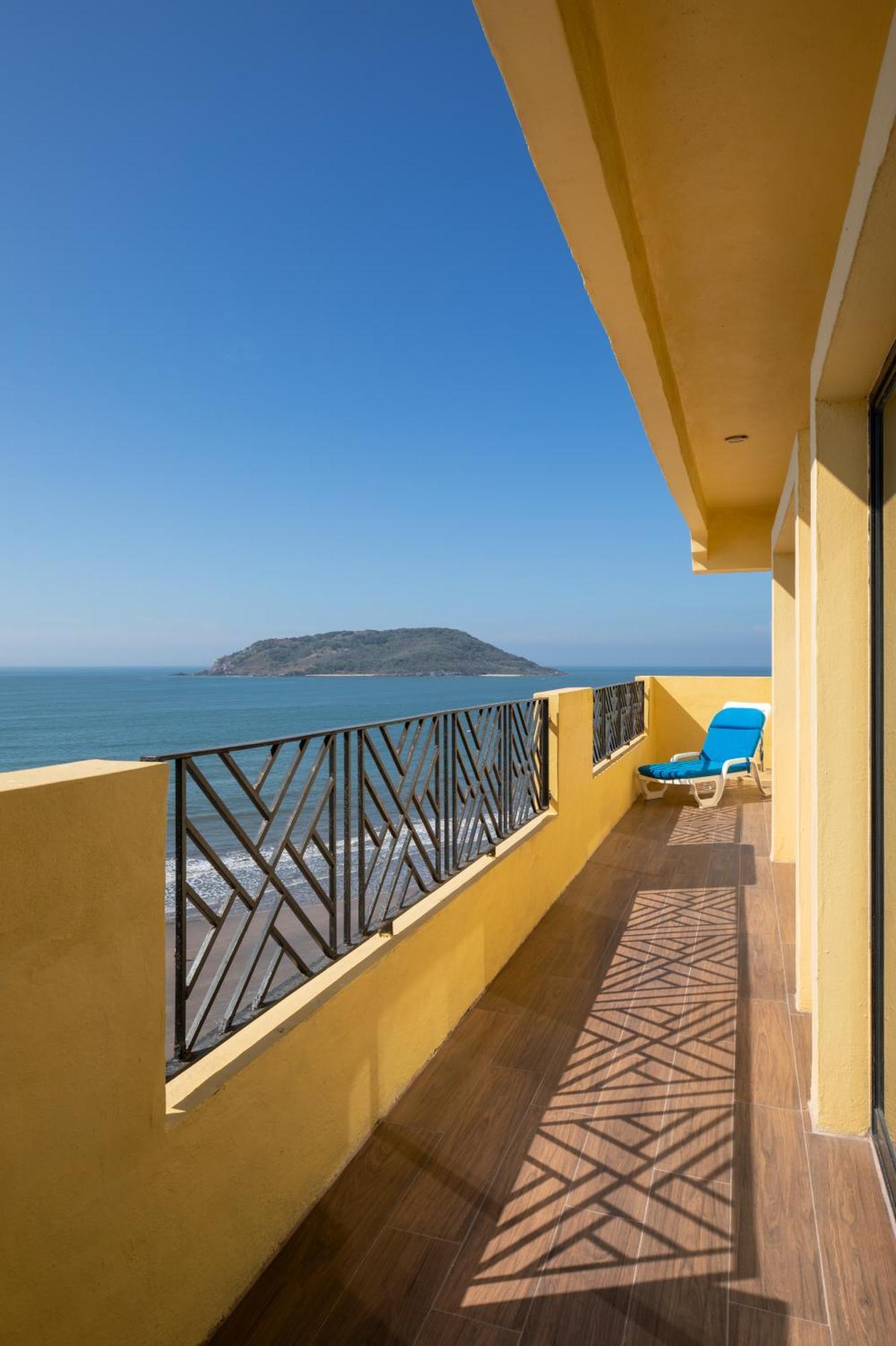 Royal Villas Resort Mazatlán Exteriör bild View of the island from the coast of Acapulco